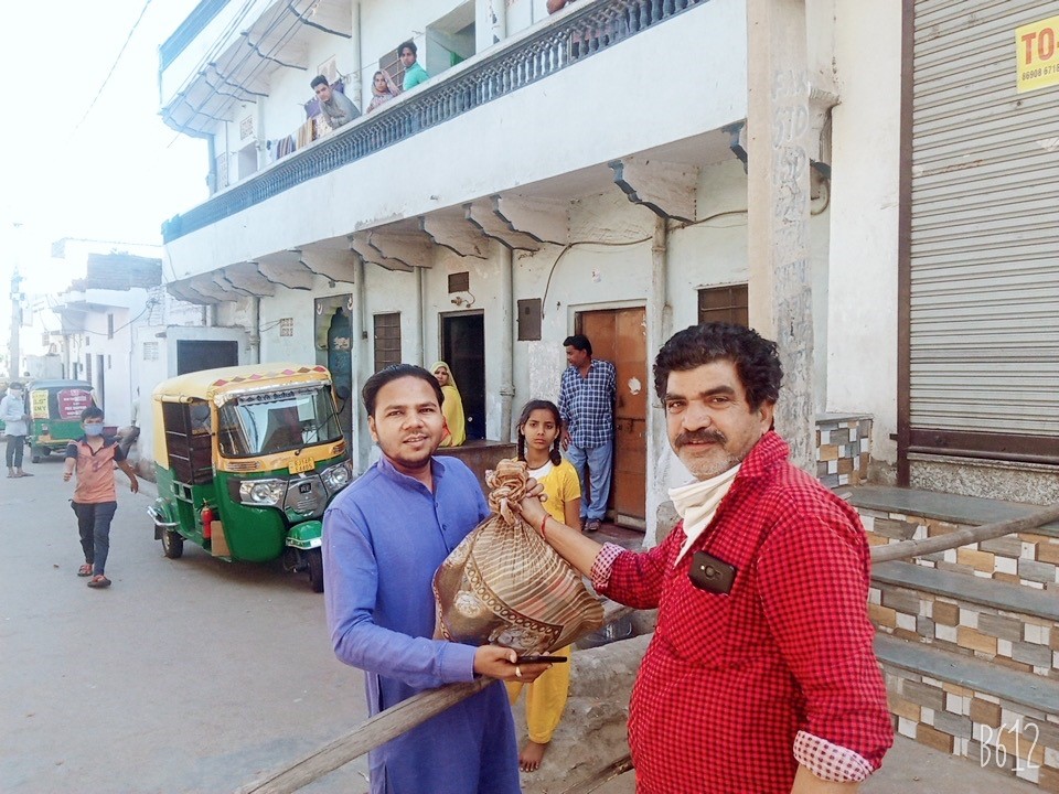 Above: Migrant workers in Jaipur are shown with food bags, thanks to a campaign being spearheaded by Ian Snow to help to feed the starving during India’s lockdown.