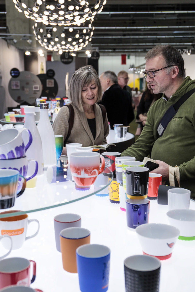 Above: Buyers are shown browsing the Giving sector at the last Ambiente, held in 2020.