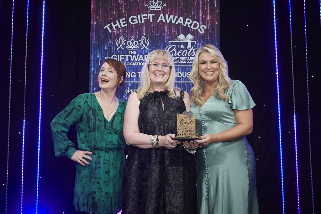 Above: Sara Davies MBE, founder and creative director, Crafter’s Companion, category sponsor, (and friendly ‘Dragon’ on Dragons’ Den), presented the Greats trophy to Tracey Bearton on behalf of the Blue Diamond Group.